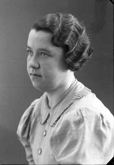 Porträtt av en dam. Ateljefoto.