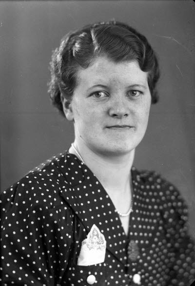 Porträtt av en dam. Ateljefoto.