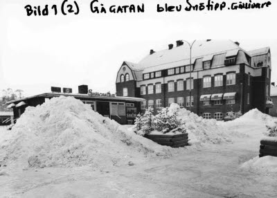 Gällivare Centrum. Busscentral; busstation och Centralskolan. Snötipp på gågatan.
