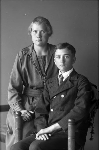 Porträtt av en kvinna och ett barn, pojke. Ateljefoto.