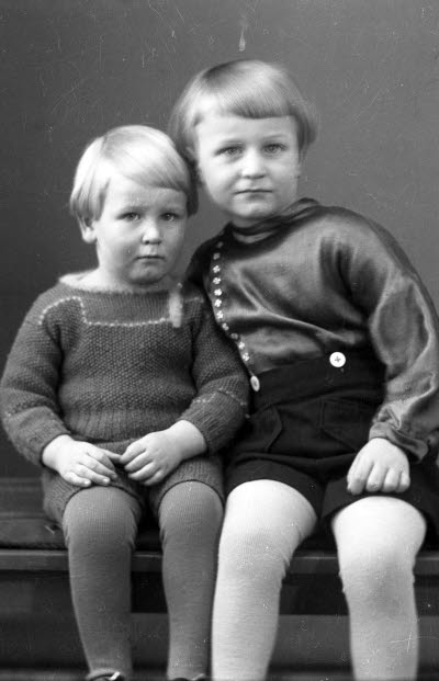 Porträtt av två barn. Ateljefoto.