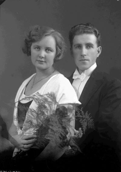 Porträtt av ett brudpar. Ateljefoto.