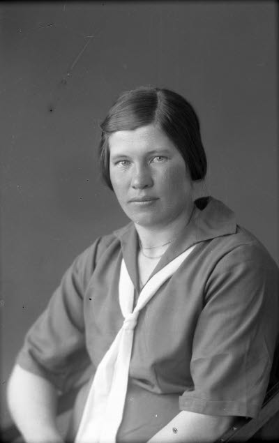 Porträtt av en dam. Ateljefoto.