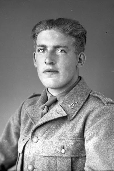 Militär: fältpost 10233.