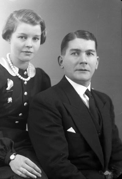 Porträtt av ett par; en herre och en dam. Ateljefoto.