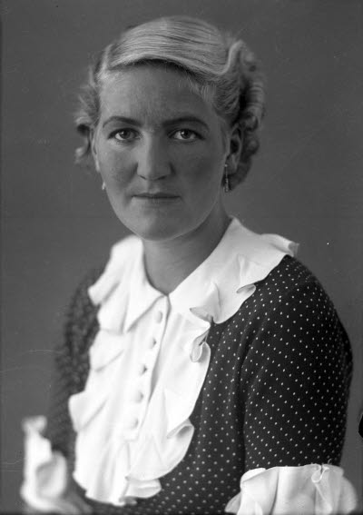 Porträtt av en dam. Ateljefoto.