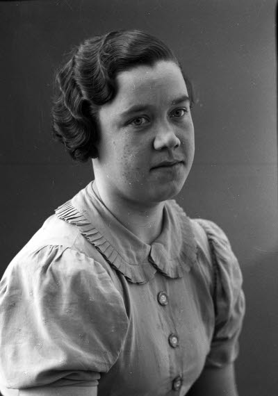 Porträtt av en dam. Ateljefoto.