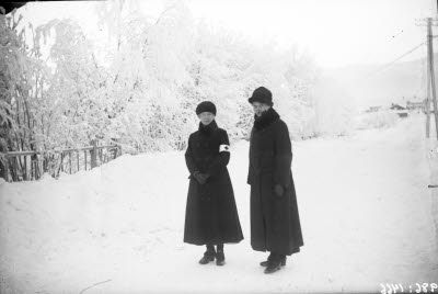 Två slumsystrar. Hedenområdet, Gällivare. Vinterbild.