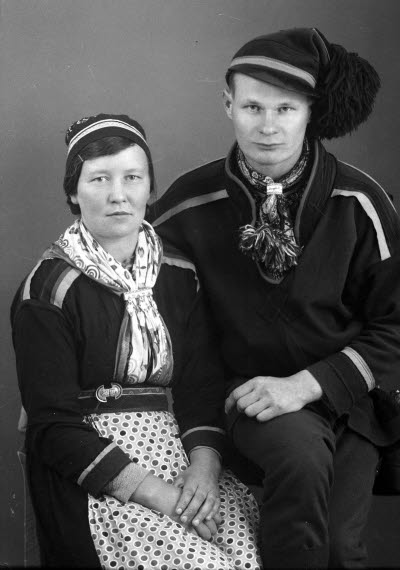 Porträtt av ett par i samedräkter. Ateljefoto.