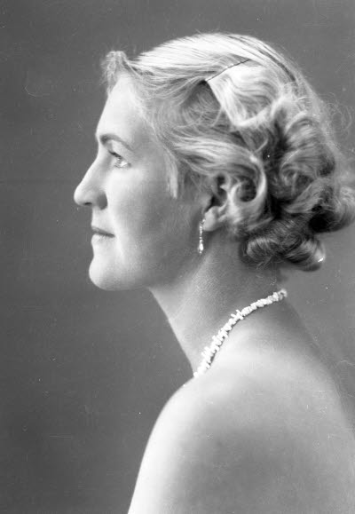 Porträtt av en dam. Ateljefoto.