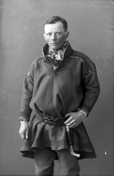 Porträtt av en herre i samedräkt. Ateljefoto.