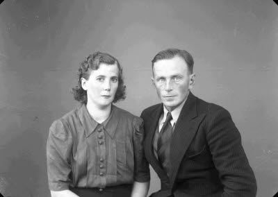 Porträtt av ett par; en herre och en dam. Ateljefoto.