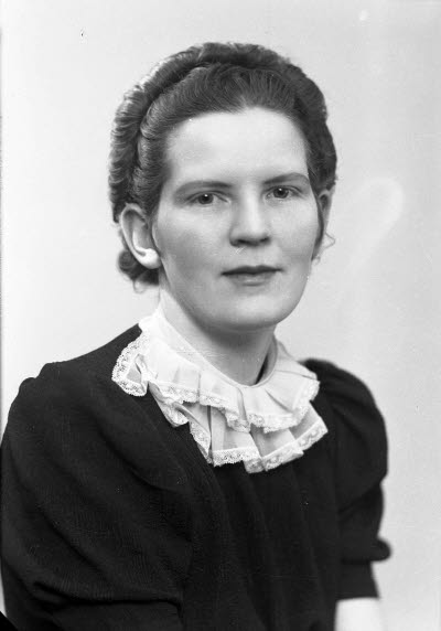 Porträtt av en dam. Ateljefoto.