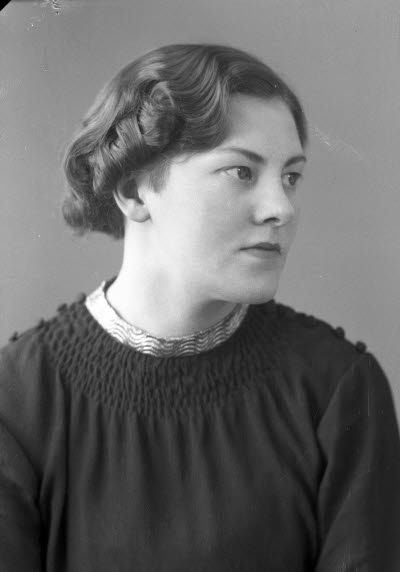 Porträtt av en dam. Ateljefoto.