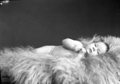 Porträtt av ett barn. Ateljefoto.