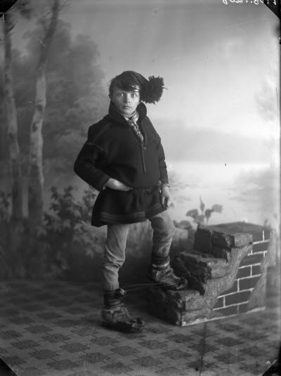 Porträtt av en herre i samedräkt. Ateljefoto.