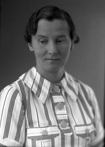 Porträtt av en dam. Ateljefoto.