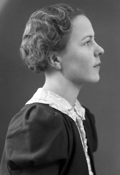 Porträtt av en dam. Ateljefoto.