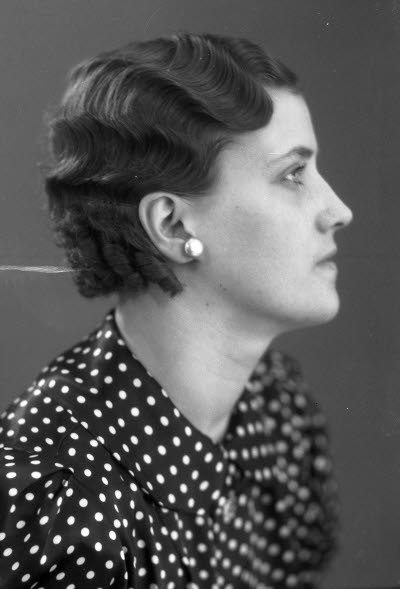 Porträtt av en dam. Ateljefoto.