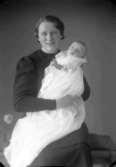 Porträtt av en dam och ett barn; mor och barn. Ateljefoto.