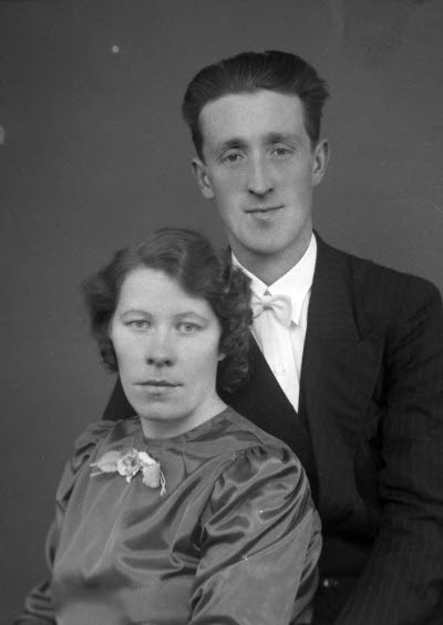 Porträtt av ett par; en herre och en dam. Ateljefoto.