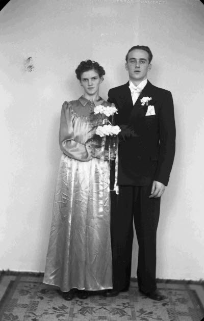 Porträtt av ett brudpar. Ateljefoto. 