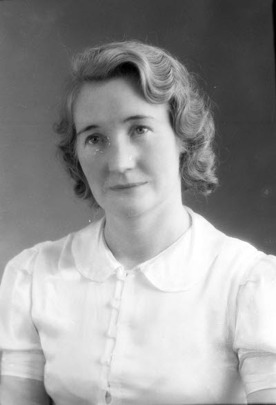 Porträtt av en dam. Ateljefoto.