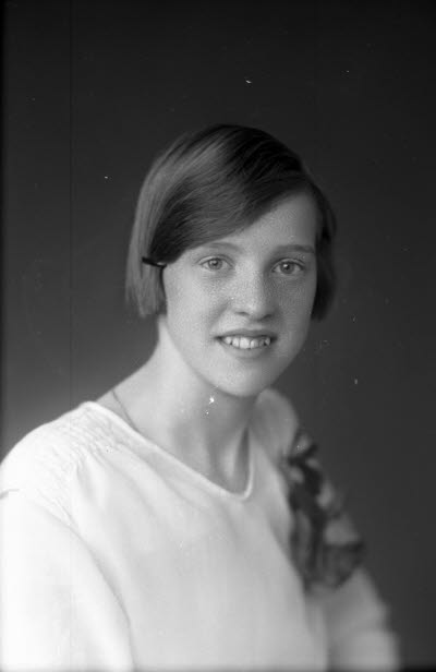 Porträtt av en flicka. Konfirmation. Ateljefoto.