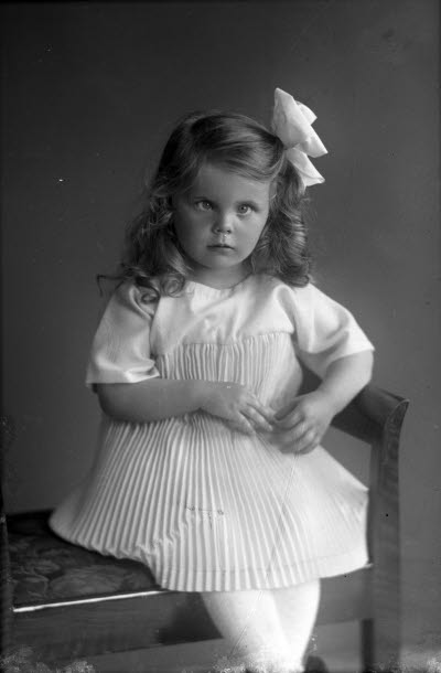 Porträtt av en flicka. Ateljefoto.