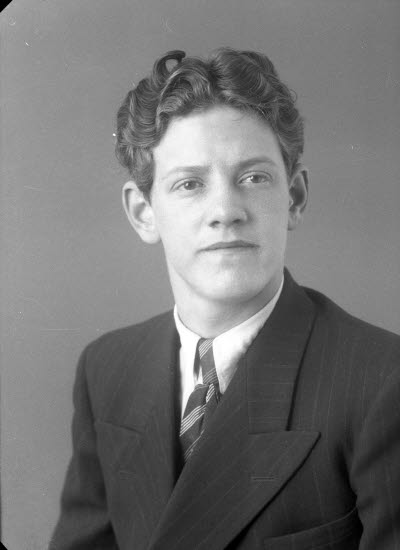 Porträtt av en ung herre. Ateljefoto.