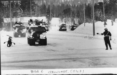 Militärövning. Bandvagnar.