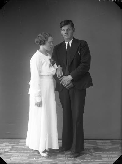 Porträtt av ett brudpar, bröllopsfoto. Ateljefoto.