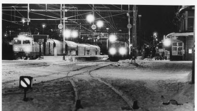 Bangård med tåg, kvällstid.