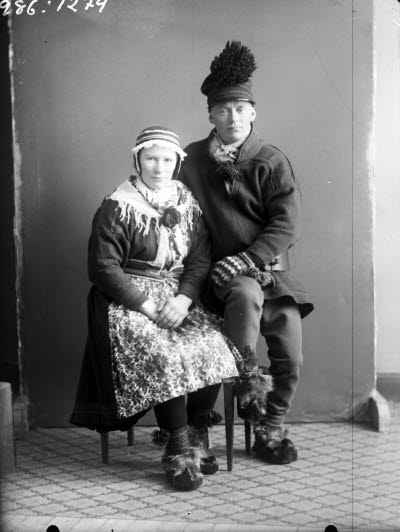 Porträtt av ett par i samedräkter. Ateljefoto.