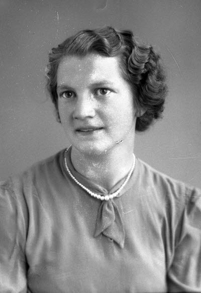 Porträtt av en dam. Ateljefoto.