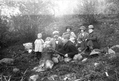 Naturbild; gruppbild; utflykt. Oidentifierade.