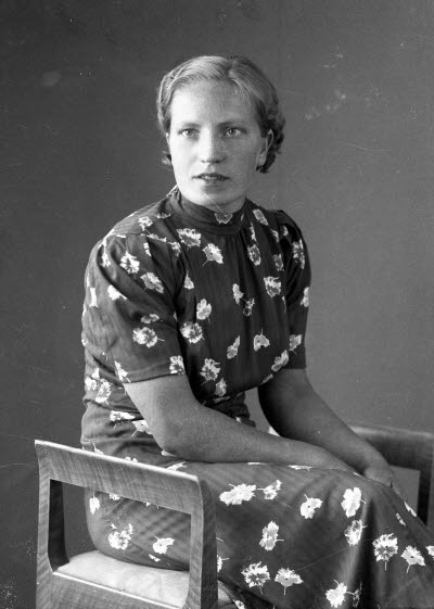 Porträtt av en dam. Ateljefoto.