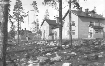 Föreninghuset på Kilen. I förgrunden Tingvallskullespåret. F.d. Missionshuset. Byggnaden uppfördes 1898 som Missionshus. Såldes till LKAB år 1906. Byggnaden utökades med en ny flygel och användes fram till 1942 som samrealskola.
