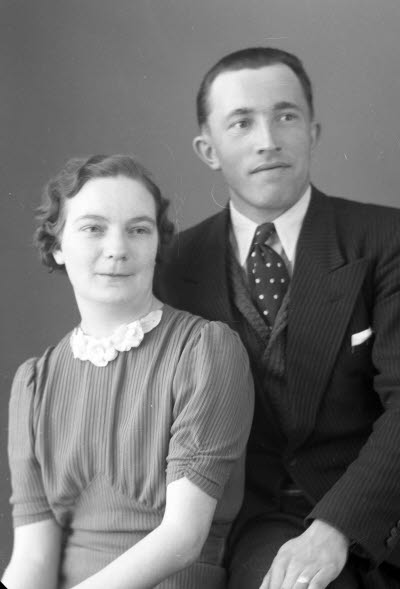 Porträtt av ett par; en herre och en dam. Ateljefoto.