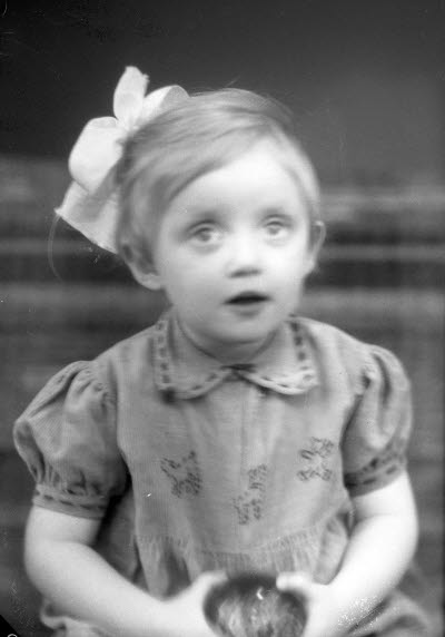 Porträtt av ett barn, en flicka. Ateljefoto.