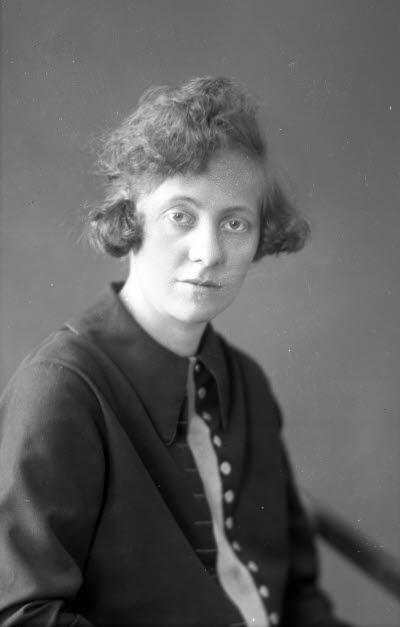 Porträtt av en dam. Ateljefoto.