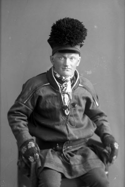 Porträtt av en herre i samedräkt. Ateljefoto. 