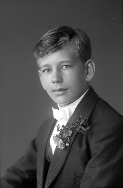 Porträtt av en pojke. Konfirmation. Ateljefoto.