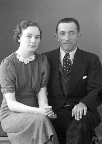 Porträtt av ett par; en herre och en dam. Ateljefoto.