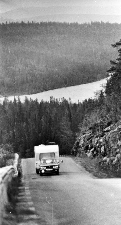 Husvagnsekipage efter Dundretvägen, Gällivare; väg upp till Björnfällan.