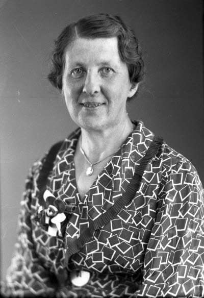 Porträtt av en dam. Ateljefoto.