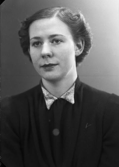 Porträtt av en dam. Ateljefoto.