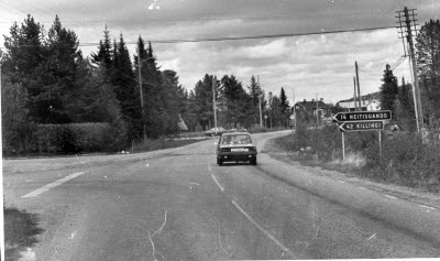 Vägkorsning. Ortnamsmärken: Neitisuando, Killingi. Personbil.