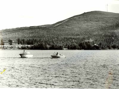 Vassaraträsket; Vassara Älv. Motorbåtar. Dundret i bakgrunden.