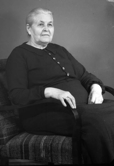 Porträtt av en dam. Ateljefoto.